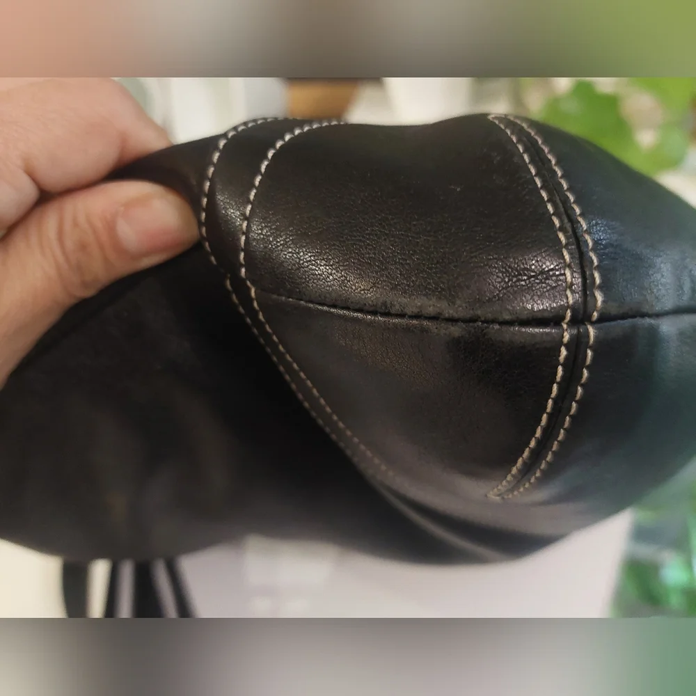 Elegant Black Leather Coach Crossbody - Picture 6 of 16